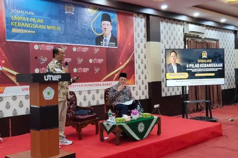 Senator RI Irman Gusman menyampaikan materi Sosialisasi Empat Pilar Kebangsaan di Universitas Muhammadiyah Sumatera Barat, Sabtu (27/7/2025). (Foto: Ist)