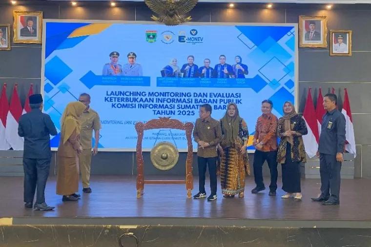 Sekda Sumbar, Arry Yuswandi, membuka kegiatan Monev Keterbukaan Informasi Publik Tahun 2025 di Padang, Selasa (8/7/2025). (Foto: Ist)
