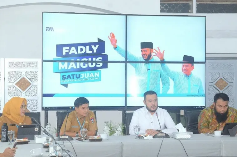 Wali Kota Padang Fadly Amran bersama Rektor UPI YPTK Muhammad Ridwan membahas pengembangan Smart City melalui kerja sama strategis di Kediaman Resmi Wali Kota Padang, Selasa (1/7/2025). (FotoL Ist)