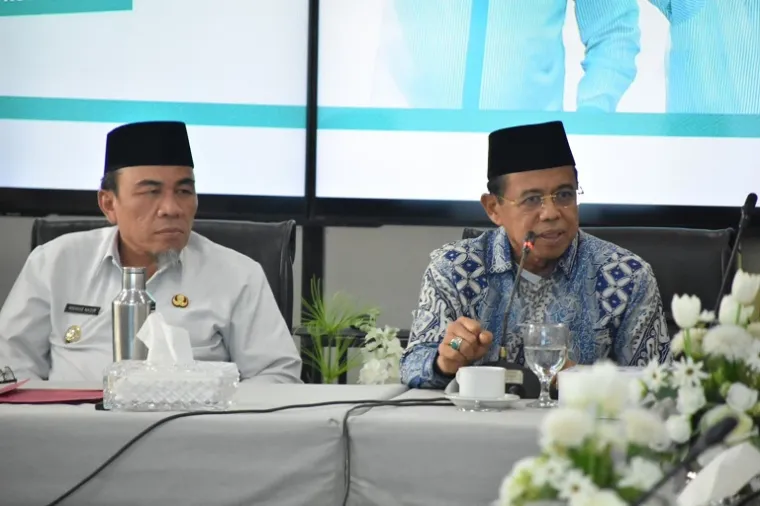 Wakil Wali Kota Padang Maigus Nasir memimpin rapat optimalisasi peluncuran Program Unggulan Smart Surau di Kediaman Resmi Wali Kota Padang, dihadiri jajaran terkait, Rabu (23/7/2025). (Foto: Ist)