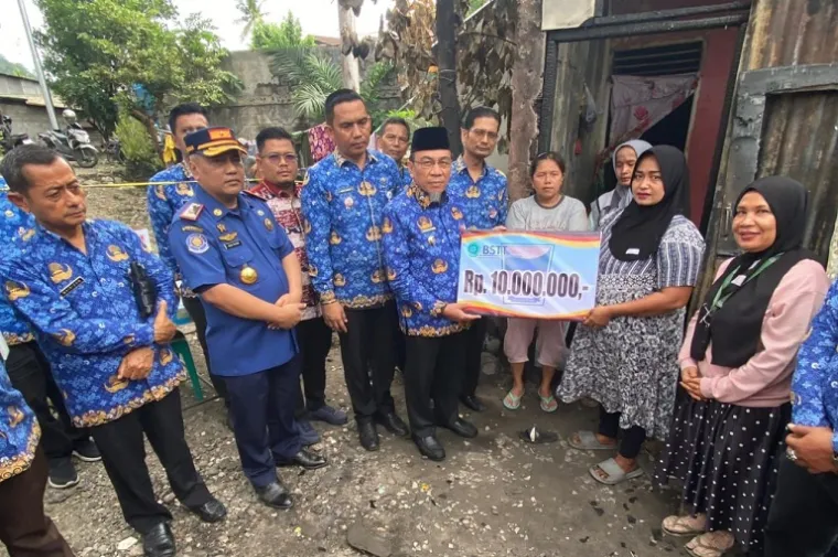 Wakil Wali Kota Padang Maigus Nasir menyerahkan bantuan sosial kepada korban kebakaran di Kelurahan Palapa Nan XX, Kecamatan Lubuk Begalung. (Foto: Ist)