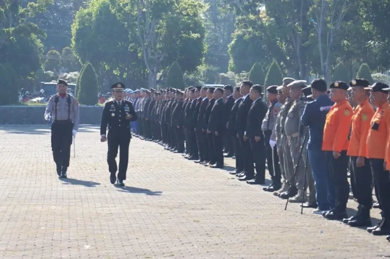 Kapolres Pasaman Barat AKBP Agung Tribawanto memimpin upacara Hari Bhayangkara ke-79 di halaman Kantor Bupati Pasaman Barat, Selasa (1/7/2025). (Foto: Ist)
