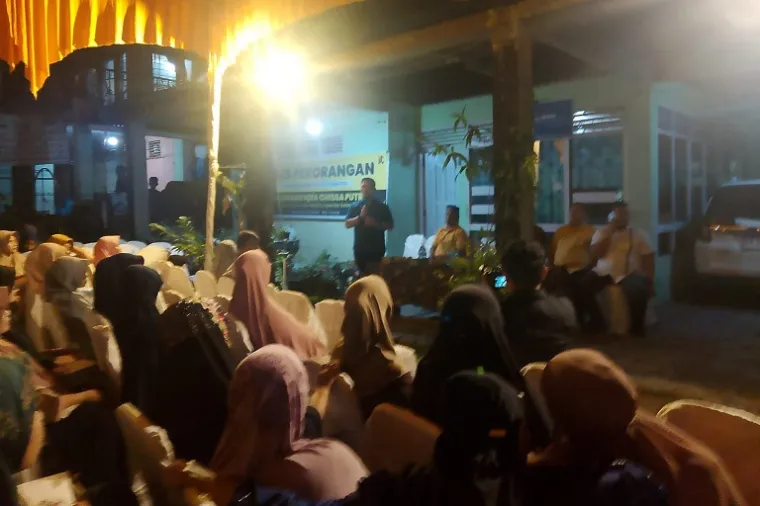 Iqra Chissa Putra berdialog langsung dengan warga Kampung Melayu dalam kegiatan reses. (Foto: Ist)