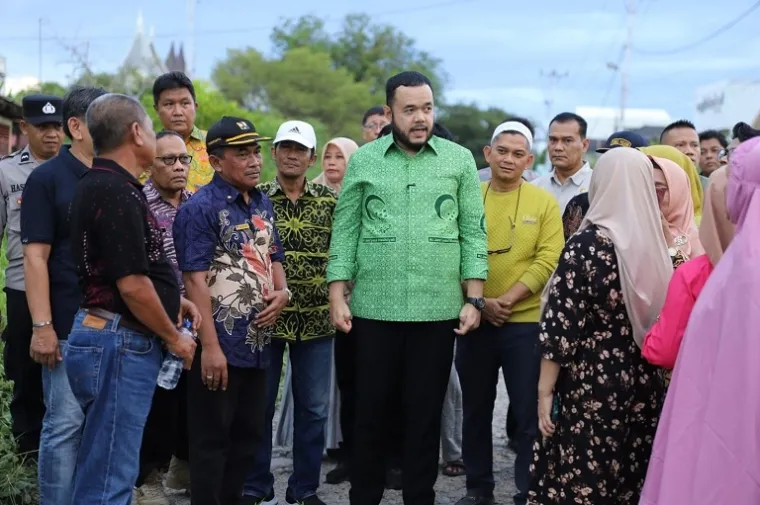 Wali Kota Padang, Fadly Amran, saat meninjau kondisi Jalan Beringin Ujung, Padang Utara, bersama jajaran OPD dan DPRD. (Foto: Ist)