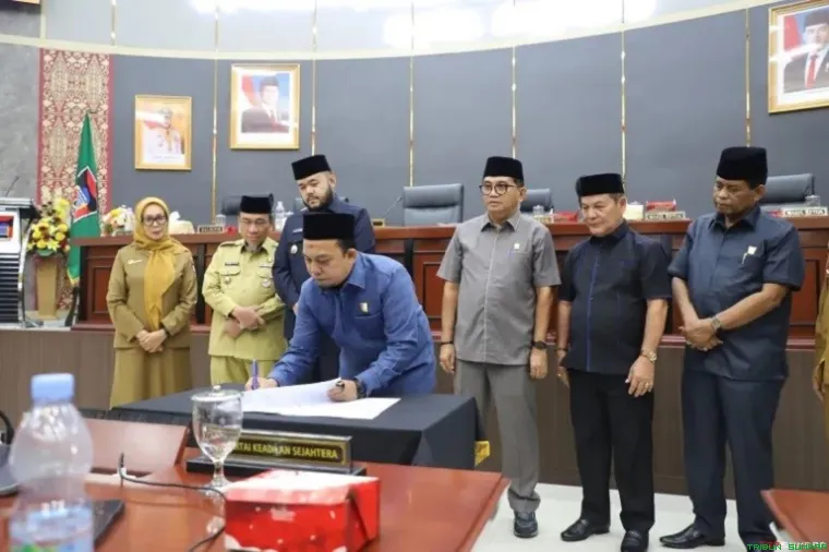 Wali Kota Padang Fadly Amran dan Ketua DPRD Muharlion saat penandatanganan nota keputusan RPJMD 2025&ndash;2029. (Foto: Ist)