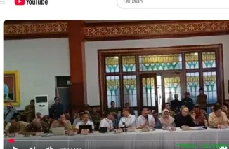 Ketua APHI Riau Muller Tampubolong memberikan penjelasan dalam pertemuan bersama Pemkab Siak dan masyarakat Desa Tumang terkait konflik lahan dengan PT SSL. (Foto: Ist)