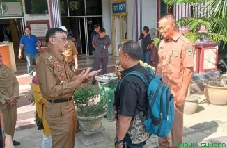Bupati Pesisir Selatan Hendrajoni meninjau kesiapan RSUD Dr. M. Zein Painan untuk pelaksanaan tiga kegiatan strategis DAK 2025, didampingi Kepala Dinas Perkimtan dan Direktur RSUD, Senin (30/6/2025). (Foto: Ist)