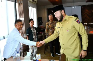 Wali Kota Padang Fadly Amran saat memimpin rapat DMDI Sumbar menjelang kedatangan delegasi internasional dalam perayaan HJK ke-356 Kota Padang. (Foto: Ist)