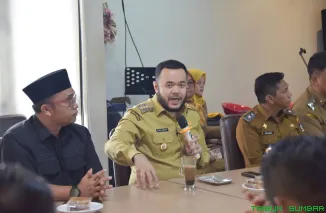 Wali Kota Padang Fadly Amran bersama Ketua DPRD Sumbar Muhidi dalam pertemuan pembahasan usulan pembangunan daerah di Rumah Makan Sederhana, Senin (14/7/2025). (Foto: Ist)