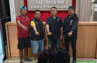 Tim Tekab Darat Unit PPA Satreskrim Polres Pesisir Selatan saat mengamankan dua pelaku persetubuhan anak di lokasi berbeda, Jumat (11/7/2025). (Foto: Ist)