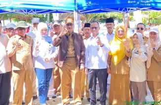Bupati Pesisir Selatan, Hendrajoni dan Direktur Keuangan Bank Nagari Roni Edrian mencoba sistem ticketing digital di objek wisata Pulau Setan, Selasa (15/7/2025). (Foto: Ist)