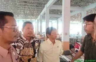 nggota DPRD Solok Selatan bersama Kadis Koperindag meninjau langsung kondisi Pasar Muara Labuh guna menindaklanjuti keluhan pedagang terkait minimnya pasokan air bersih. (Foto: Ist)