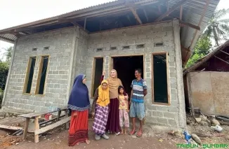 Lisda Hendrajoni meninjau langsung rumah warga penerima bantuan program RTLH di Kenagarian Kapeh Panji, Kecamatan Bayang, Pesisir Selatan. (Foto: Ist)