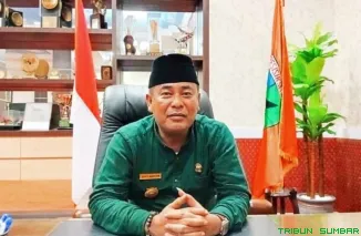 Ketua Askab PSSI Pessel, Era Sukma Munaf, mendukung penuh pembukaan Liga U-15 se-Kabupaten Pesisir Selatan di GOR H. Ilyas Yakub Rawang Painan, Minggu (20/7/2025). (Foto: Ist)