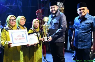 Wali Kota Padang Fadly Amran memberikan apresiasi pada Festival Seni Budaya "Giat Seni dari Kuranji, Harmoni untuk Negeri" yang digelar di Balai Kota Padang, Sabtu-Minggu (19--20 Juli 2025). (Foto: Ist)