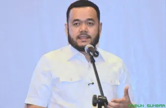Wali Kota Padang, Fadly Amran, saat menyampaikan keynote speech dalam Simposium Nasional "Pulmonary Update 2025" di The ZHM Premiere Hotel Padang, Sabtu (5/7/2025). (Foto: Ist)