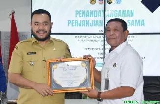 Wali Kota Padang Fadly Amran dan Kepala Kanwil Ditjen PAS Sumbar Kundrat Kasmiri menandatangani perjanjian kerja sama. (Foto: Ist)