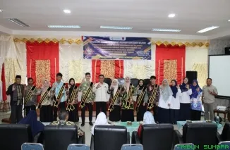 Wali Kota Padang Fadly Amran membuka secara resmi Turnamen Voli Champin's Cup IV di Lapangan Champin's, Bungus Timur, Kamis (10/7/2025), yang diikuti 33 klub dan disambut antusias warga. (Foto: Ist)