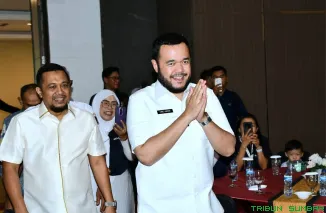 Wali Kota Padang Fadly Amran melantik agen Perisai BPJS Ketenagakerjaan dan menegaskan komitmen perluasan perlindungan sosial bagi pekerja rentan. (Foto: Ist)