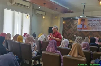 Ketua DPRD Sumbar Muhidi mendengarkan langsung aspirasi pelaku UMKM Kota Padang saat reses. (Foto: Ist)