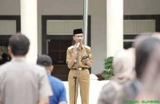 Wabup Solok Selatan Yulian Efi saat memimpin apel, mengimbau masyarakat memanfaatkan layanan pemeriksaan kesehatan gratis di Puskesmas. (Foto: Ist)