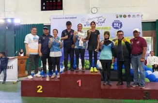Para juara Kejurnas Tenis Junior TDP 2025 berfoto bersama usai penyerahan medali dalam ajang Bank Nagari Rally Fest di Lapangan Tenis UNP, Padang. (Foto: Ist)
