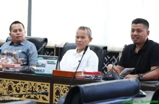 Kepala Bagian Persidangan DPRD Sumbar, Zardi Syahrir, menerima kunjungan kerja Komisi Gabungan DPRD Dharmasraya di ruang rapat khusus 1, Padang, Rabu (9/7/2025). (Foto: Ist)