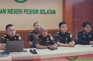 Kajari Pesisir Selatan Muhammad Jafli bersama jajaran mengikuti rapat koordinasi nasional Program Makan Bergizi Gratis secara daring di aula kantor Kejari. (Foto: Ist)