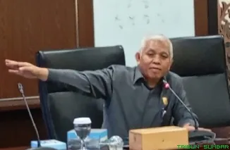 Komisi V DPRD Sumbar menggelar rapat finalisasi pembahasan Ranperda tentang Fasilitasi Penyelenggaraan Pesantren bersama mitra kerja, Kamis (10/7/2025). (Foto: Ist)