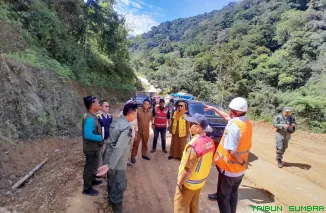Kepala Sub Bagian Tata Usaha Balai KSDA Sumbar, Khairi Ramadhan, menegaskan tidak ditemukan aktivitas ilegal logging di kawasan hutan konservasi sepanjang jalur Alahan Panjang--Bayang, Selasa (15/7/2025). (Foto: Ist)