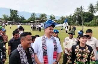 Menpora RI Dito Ariotedjo bersama Bupati Dharmasraya Annisa Suci Ramadhani dan Wagub Sumbar Vasko Rusemey menyaksikan Parade Talenta Olahraga yang melibatkan 1.300 atlet muda dari 30 cabor unggulan, Kamis (3/7/2025). (Foto: Ist)