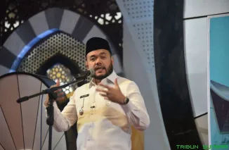 Wali Kota Padang Fadly Amran dan Forkopimda menandatangani komitmen mendukung Program Unggulan Smart Surau usai launching di Masjid Raya Syekh Khatib Al-Minangkabawi, Sabtu (26/7/2025). (Foto: Ist)
