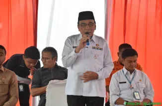 Wakil Wali Kota Padang Maigus Nasir saat meninjau kawasan kumuh Pasie Nan Tigo, Koto Tangah. (Foto: Ist)