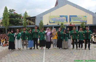 Pemateri GRE menjelaskan konsep Green City kepada pelajar SMK Negeri 8 Padang dalam roadshow edukasi lingkungan, Sabtu (26/7/2025). (Foto: Ist)
