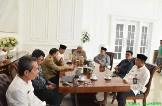 Wakil Wali Kota Padang, Maigus Nasir bersama tim Shollu.com membahas kerja sama peluncuran aplikasi monitoring salat berjamaah di Kantor Balai Kota, Jumat (18/7/2025). (Foto: Ist)