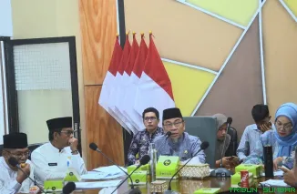 Wakil Wali Kota Padang, Maigus Nasir memimpin rapat persiapan pemberian penghargaan tokoh masyarakat dalam rangka HJK Padang ke-356 di Kantor Balai Kota, Jumat (18/7/2025). (Foto: Ist)