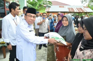 Wakil Wali Kota Padang Maigus Nasir menyerahkan bantuan beras kepada warga Kelurahan Kuranji. (Foto: Ist)