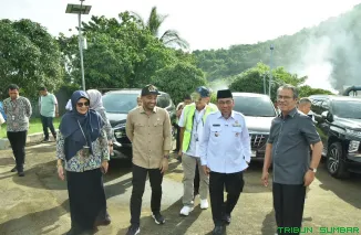 Wakil Wali Kota Padang Maigus Nasir bersama Zigo Rolanda saat meninjau Pelabuhan Muaro Padang. (Foto: Ist)