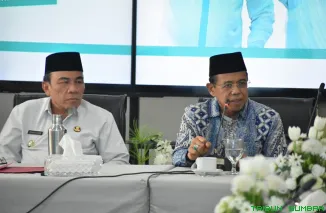 Wakil Wali Kota Padang Maigus Nasir memimpin rapat optimalisasi peluncuran Program Unggulan Smart Surau di Kediaman Resmi Wali Kota Padang, dihadiri jajaran terkait, Rabu (23/7/2025). (Foto: Ist)