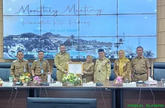 Wali Kota Padang Fadly Amran memimpin rapat staf bulanan dalam rangka persiapan Hari Jadi Kota Padang ke-356 di Ruang Abu Bakar Ja'ar, Aie Pacah, Senin (14/7/2025). (Foto: Ist)
