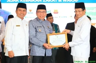 Wakil Wali Kota Padang, Maigus Nasir, menerima penghargaan Zakat-Wakaf Award 2025 dari Menteri Agama RI, Jumat (4/7), di Gedung Kemenag, Jakarta. (Foto: Ist)