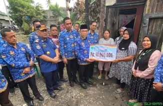 Wakil Wali Kota Padang Maigus Nasir menyerahkan bantuan sosial kepada korban kebakaran di Kelurahan Palapa Nan XX, Kecamatan Lubuk Begalung. (Foto: Ist)