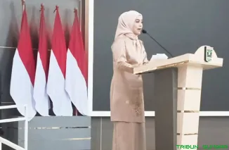 Dianita Maulin Vasco saat menyematkan pin kepada pengurus Persami Sumbar 2025-2030 di Istana Gubernuran Sumatera Barat. (Foto: Ist)
