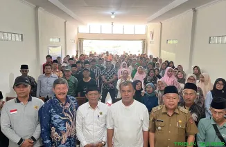 Ridwan Datuak Tumbijo mendengarkan keluhan petani Nagari Matua Mudiak terkait keterbatasan alsintan dan rusaknya saluran irigasi yang mengancam hasil panen. (Foto: Ist)