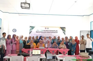 Para dosen UNP bersama guru SMPN 3 Padang saat pelatihan penggunaan Canva dan Wordwall, bagian dari program PMKM untuk mendukung pembelajaran digital interaktif. (Foto: Ist)