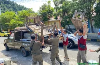 Petugas Satpol PP dan Damkar Pesisir Selatan menertibkan gerobak PKL di kawasan trotoar Taman Spora Painan, Kamis (10/7/2025). (Foto: Ist)
