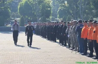 Kapolres Pasaman Barat AKBP Agung Tribawanto memimpin upacara Hari Bhayangkara ke-79 di halaman Kantor Bupati Pasaman Barat, Selasa (1/7/2025). (Foto: Ist)