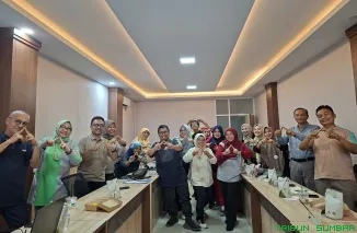 Panitia Kongres VII DPP IKA Unand 2025 saat rapat persiapan diskusi panel di Padang, Sabtu (20/7/2025), membahas isu sosial, budaya, politik, dan ekonomi Sumbar. (Foto: Ist)