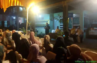 Iqra Chissa Putra berdialog langsung dengan warga Kampung Melayu dalam kegiatan reses. (Foto: Ist)