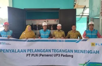 Penyalaan pelanggan tegangan menengah di RSUD. Dr. M. Zein Painan dilakukan langsung oleh tim dari PLN UP3 Padang secara simbolis. (Foto: Ist)